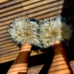 Fur Slides in great condition only worn a handful of times 🤎🤎(FREE SHIPPING)‼️
